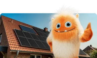 mascotte oméo devant une toiture avec des panneaux solaires