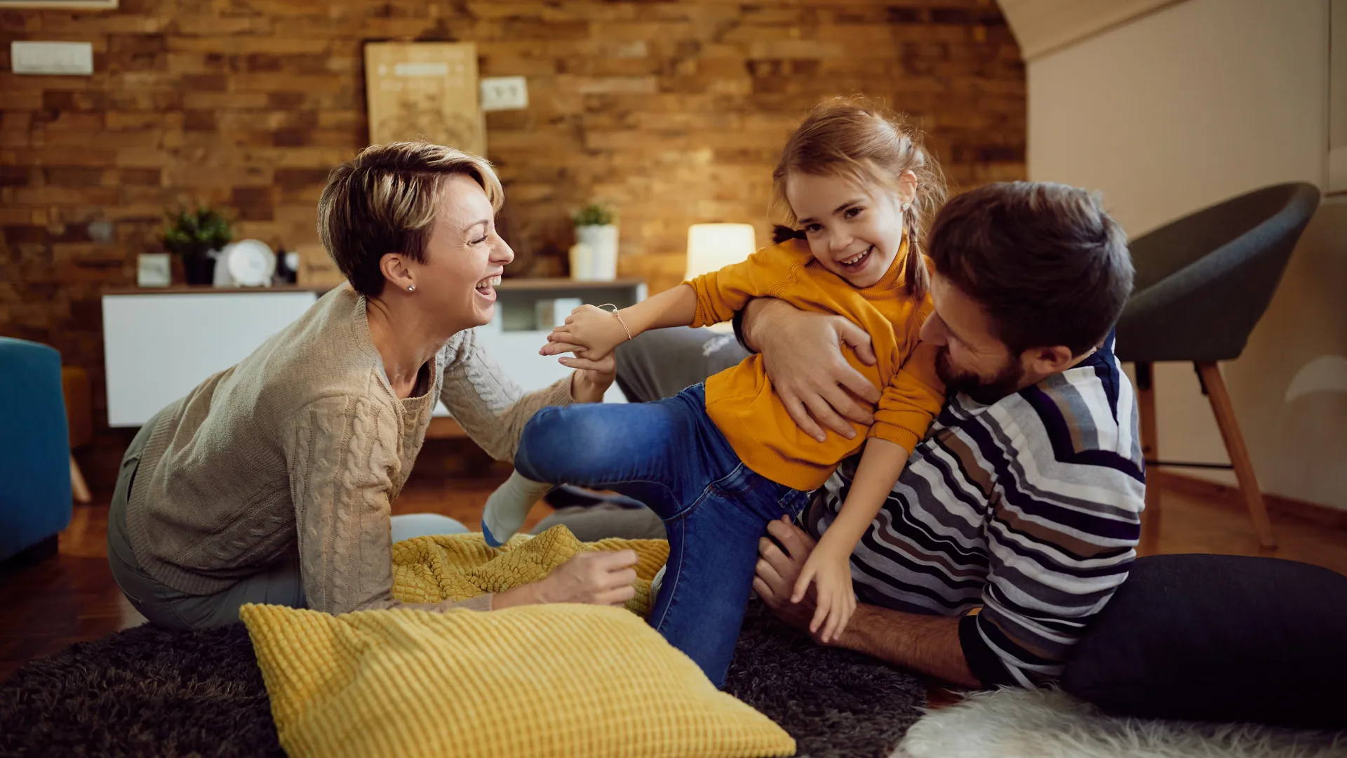 famille ensemble dans le confort de leur foyer
