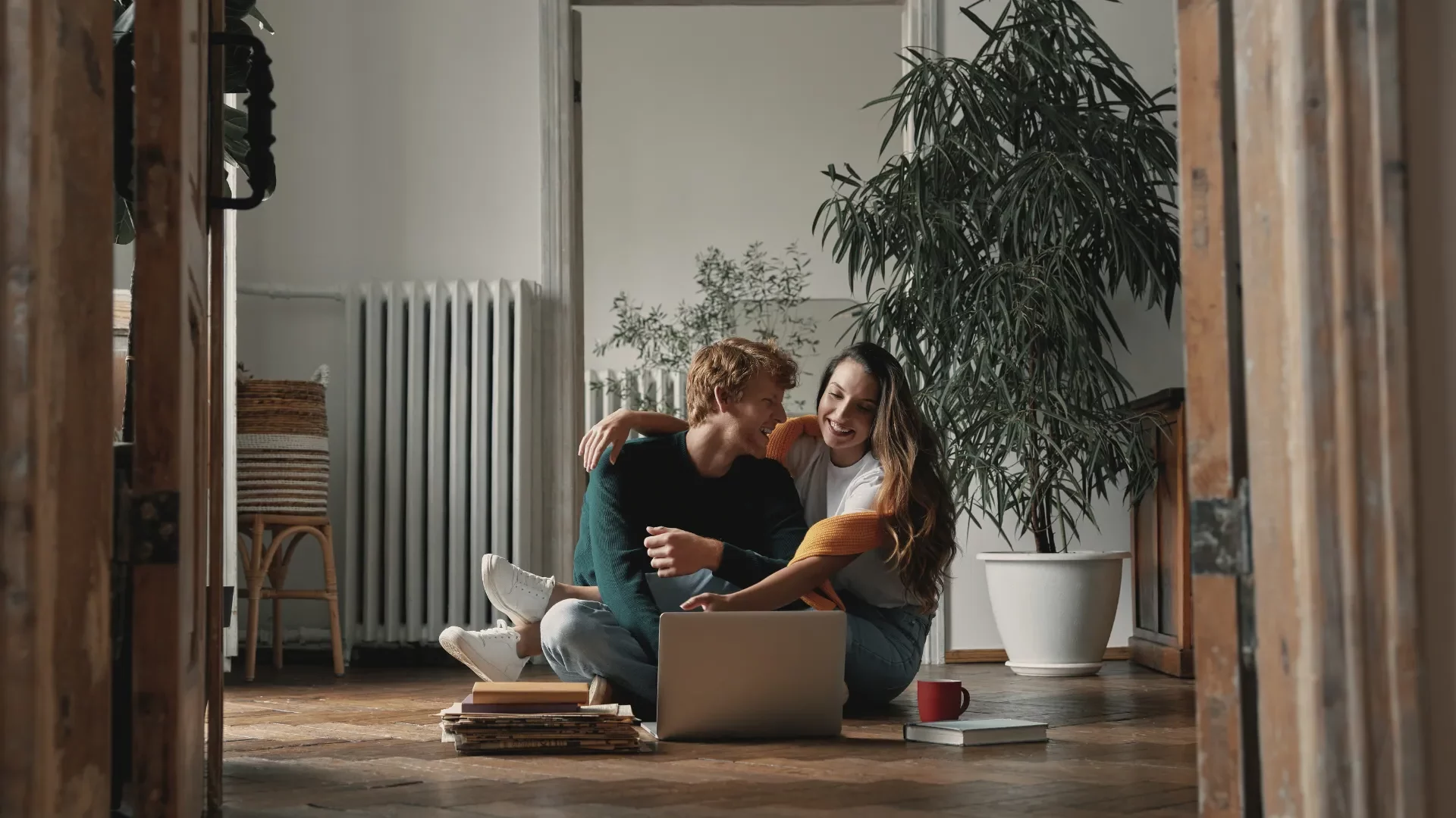 Un jeune couple en train de profiter à côté d'un radiateur