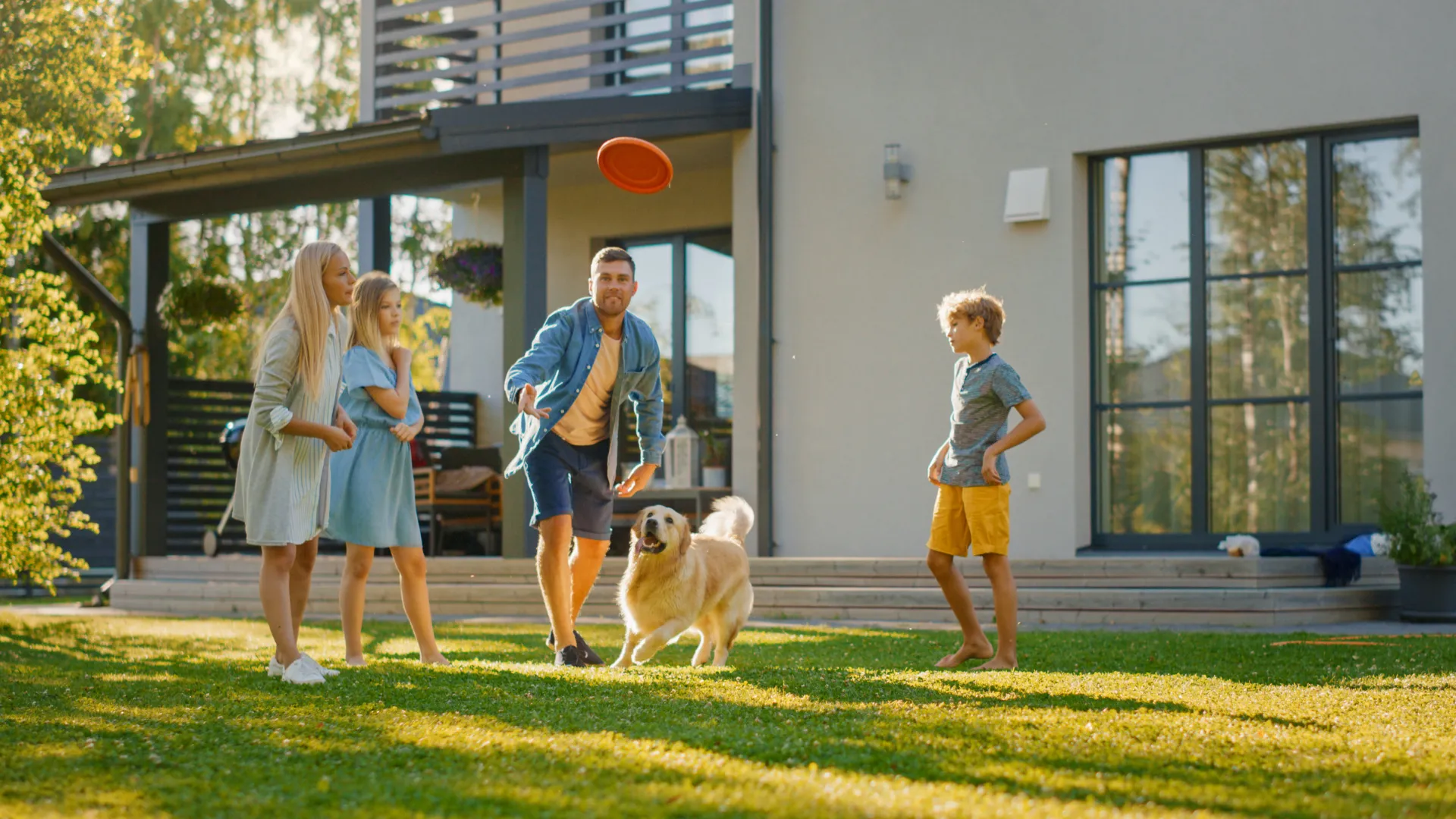 Famille jouant devant leur nouvelle maison