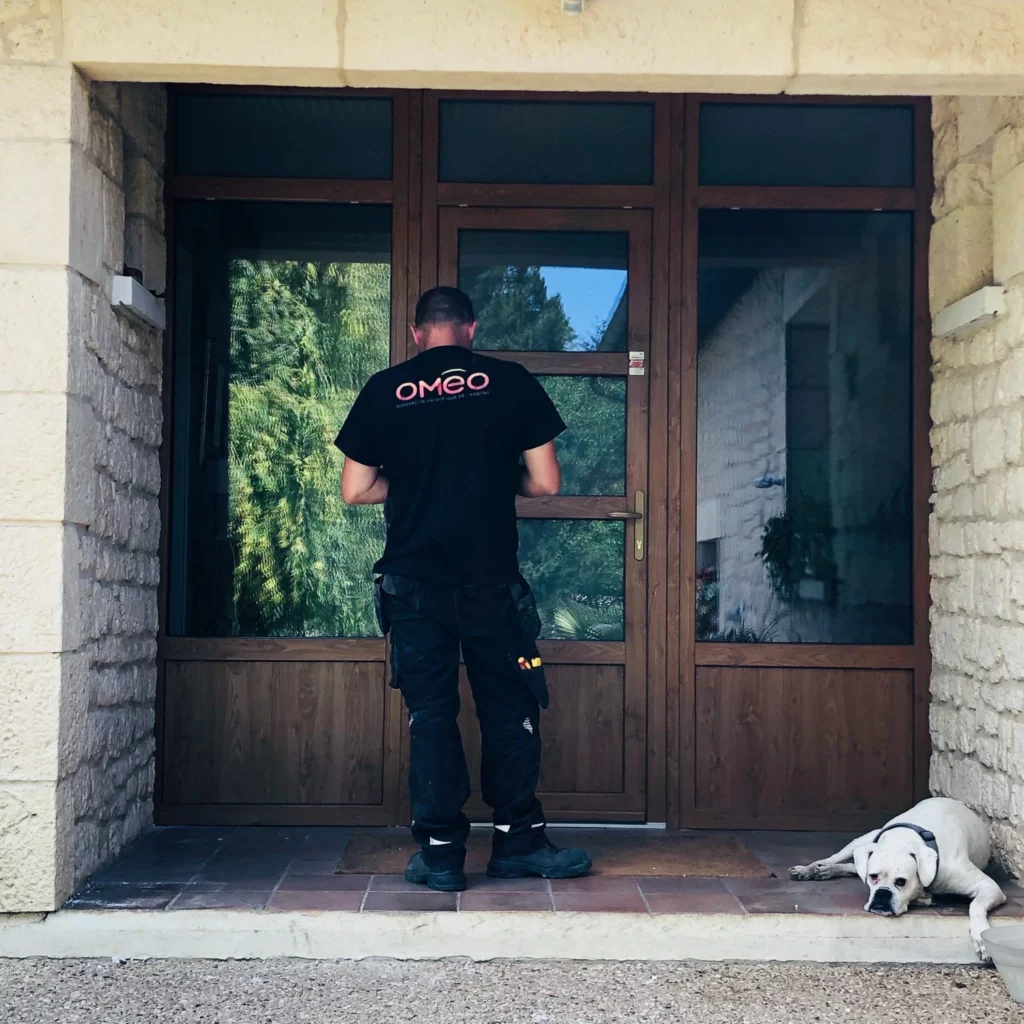 technicien qui pose une porte d'entrée