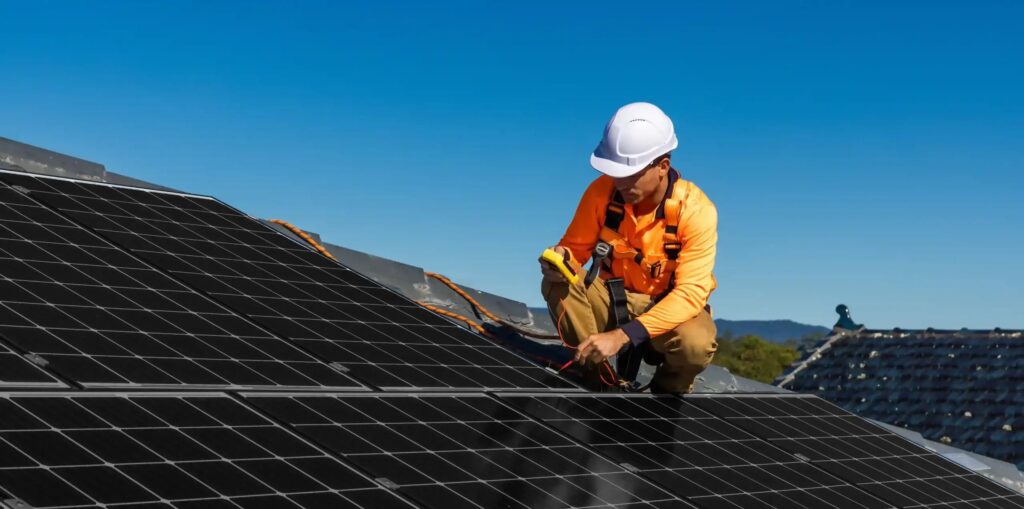 technicien omeo posant un panneau solaire