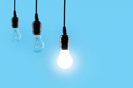 Trois ampoule dont une allumée