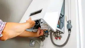 Un technicien RGE en train d'ouvrir une chaudière à condensation