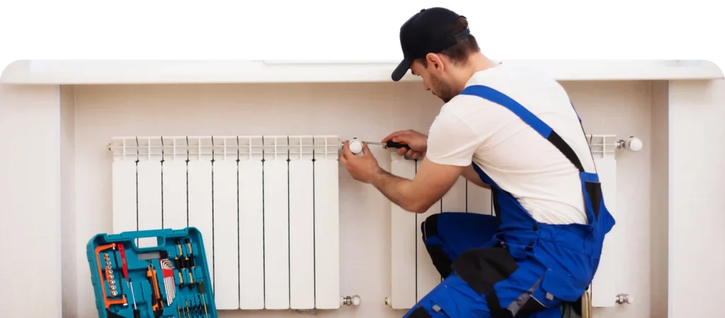 technicien en train de faire l'entretien d'un radiateur