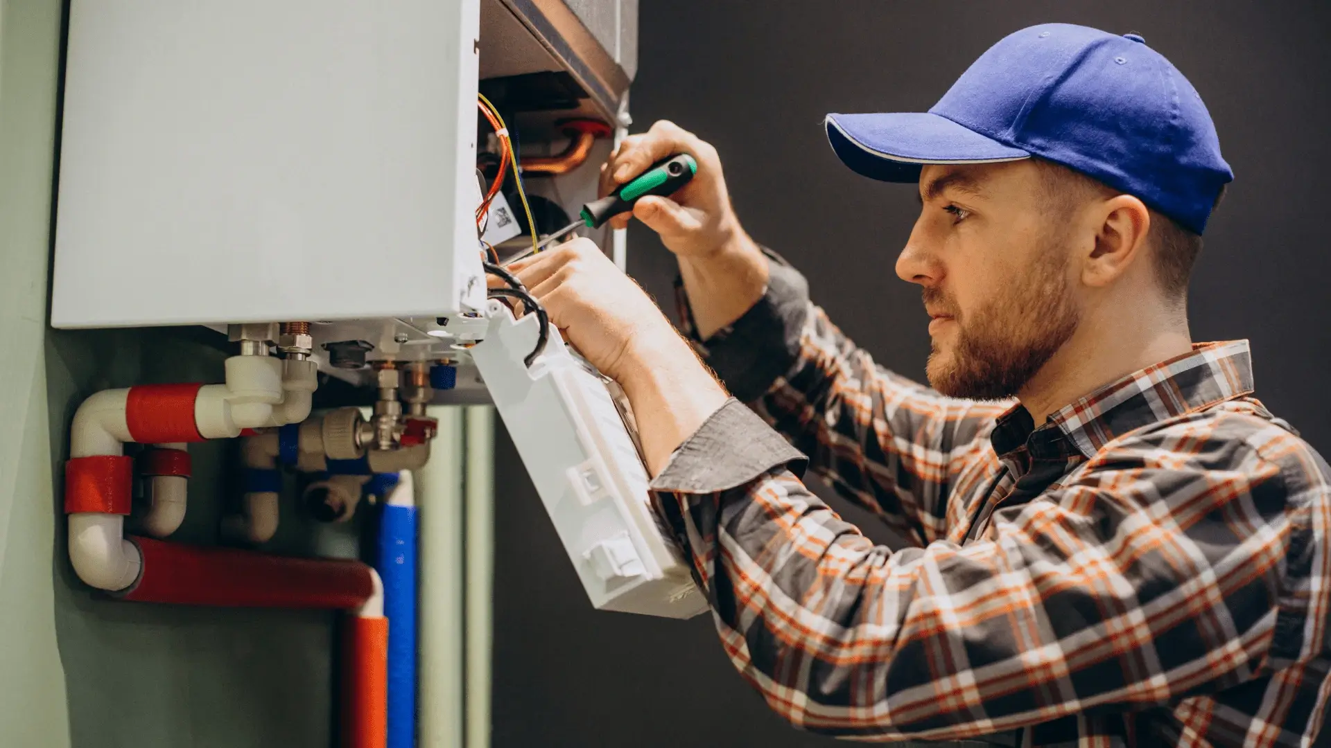 technicien en train de dépanner une chaudière