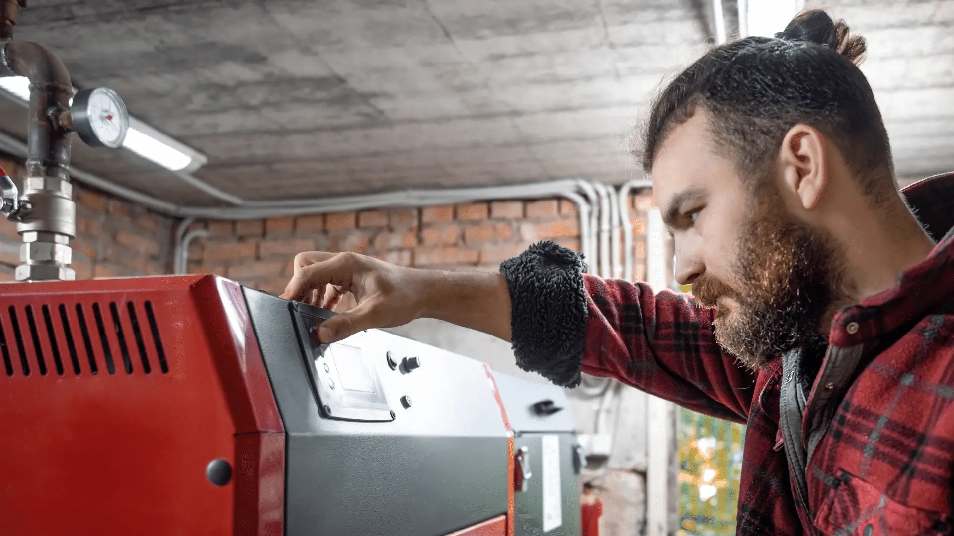 technicien en train de dépanner un chauffage à granulés