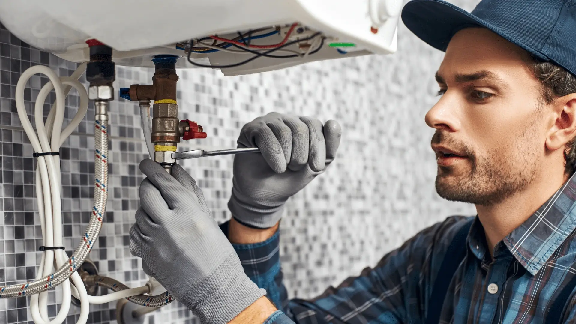 technicien en train de réaliser le dépannage d'un chauffe-eau
