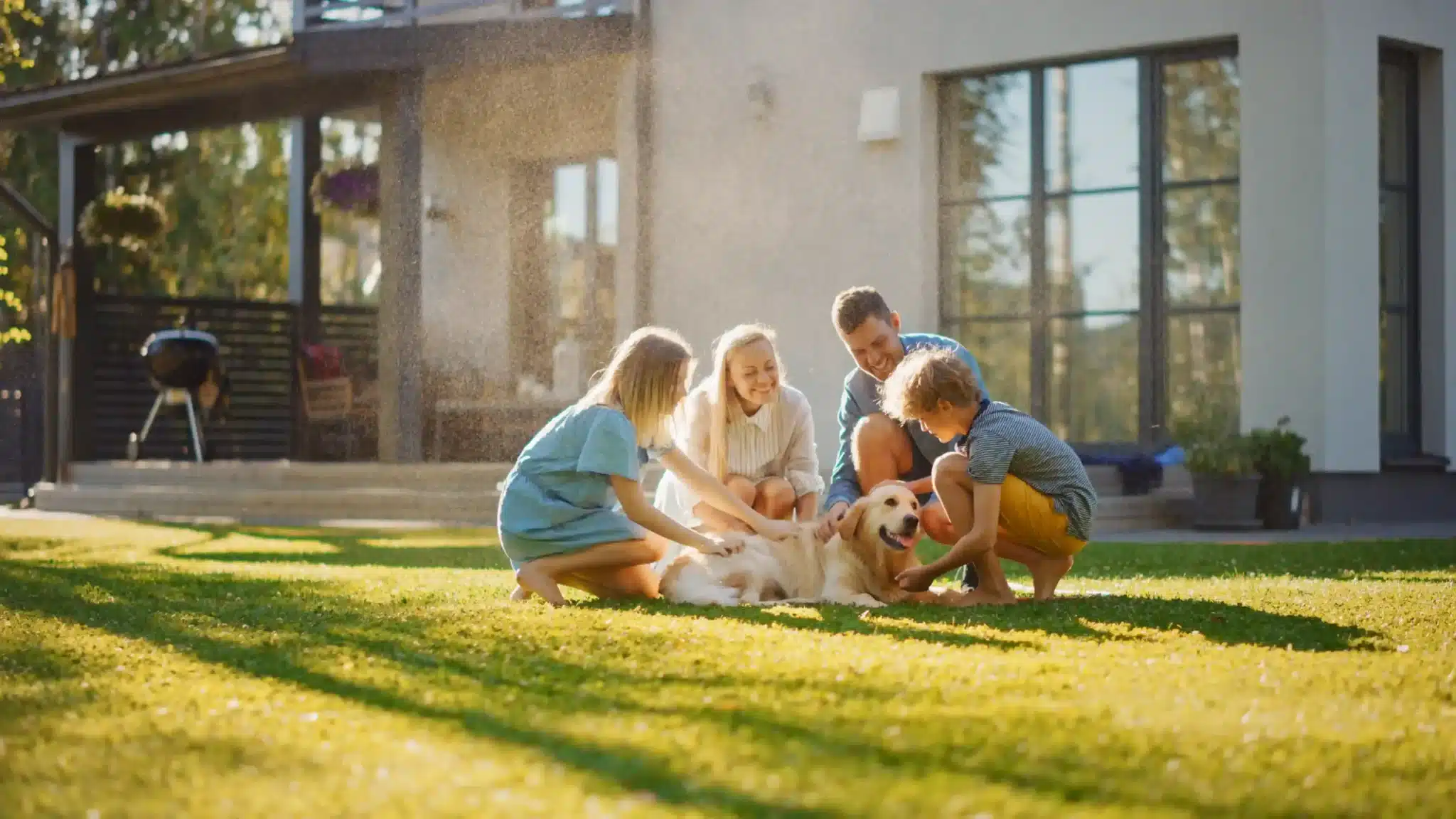 famille en train de jouer devant sa maison
