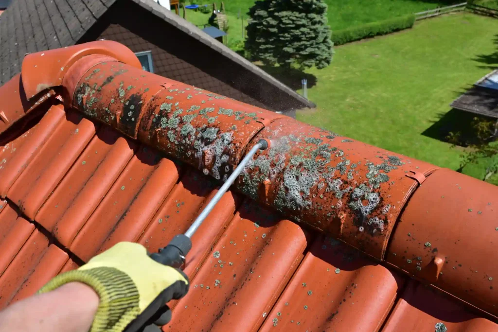 traitement d'une toiture avec de l'hydrofuge