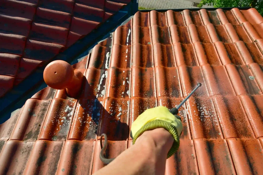 traitement d'une toiture avec de l'hydrofuge